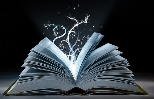 Una pila di libri aperti
